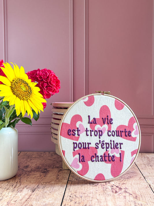 Cercle à broder La Libérée - La vie est trop courte pour s'épiler la chatte !