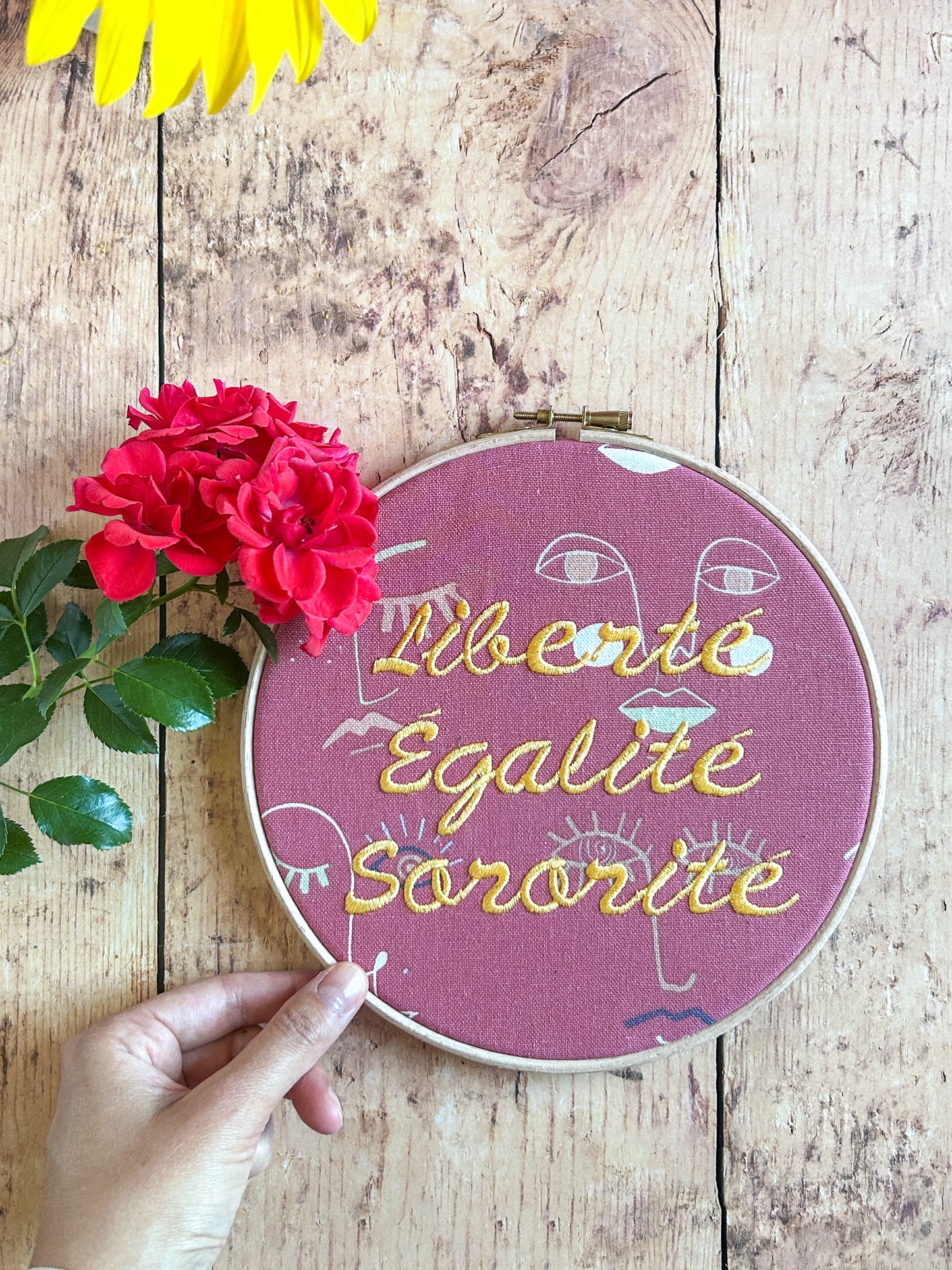 Cercle à broder La Libérée - Liberté Égalité Sororité