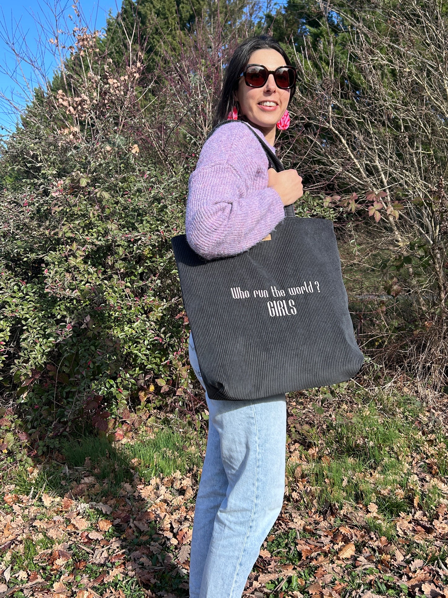 Cabas La Culottée – Brodée “Who run the world ? GIRLS” - Velours / La Libérée