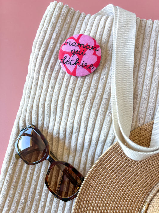 Badge brodé - maman qui déchire 6.5cm