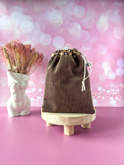 Pochon L'Intrépide – Velours marron / La Féline