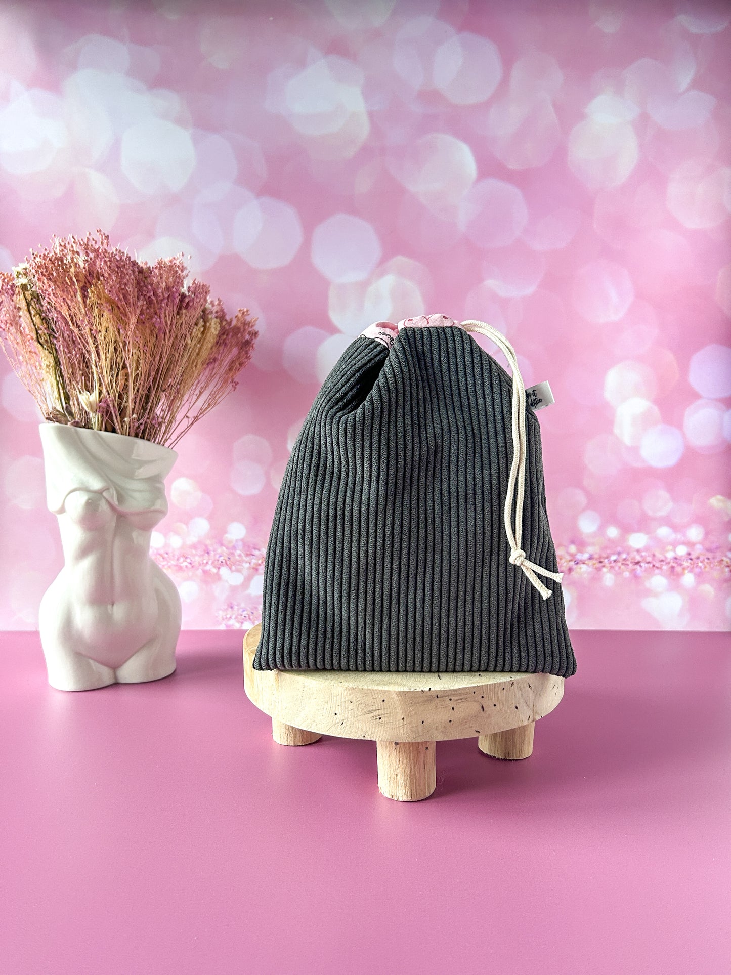 Pochon L'Intrépide – Velours noir / La Libérée