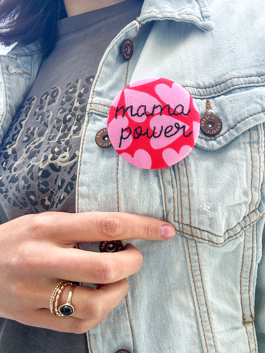 Badge brodé - mama power 6.5cm