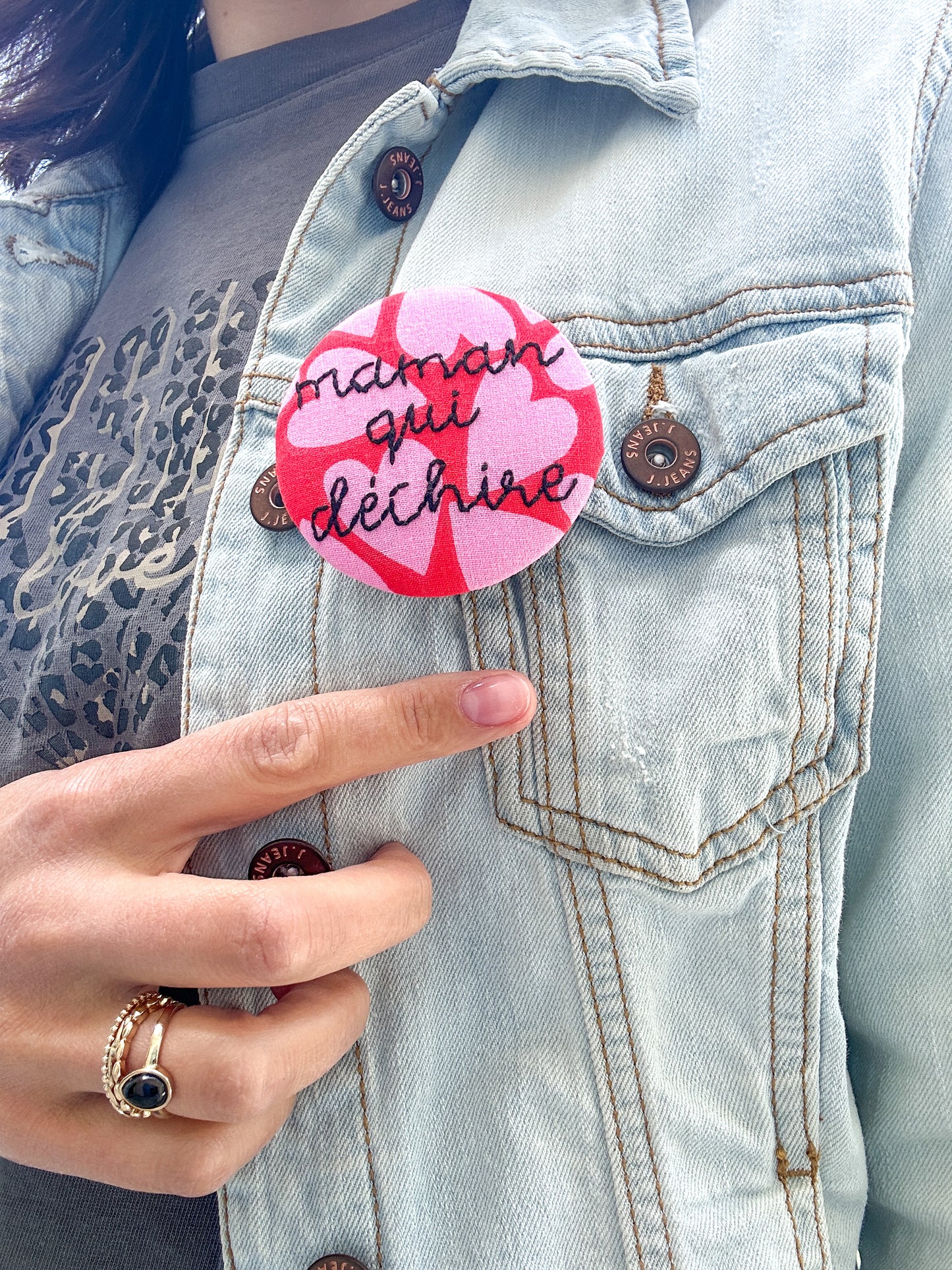 Badge brodé - maman qui déchire 6.5cm