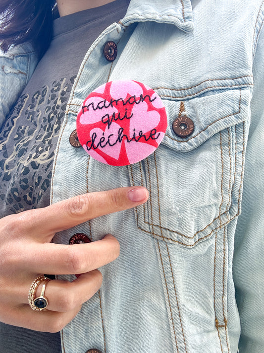 Badge brodé - maman qui déchire 6.5cm