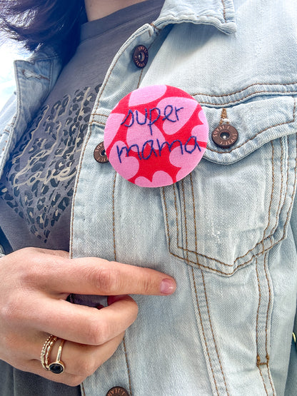 Badge brodé - super mama 6.5cm