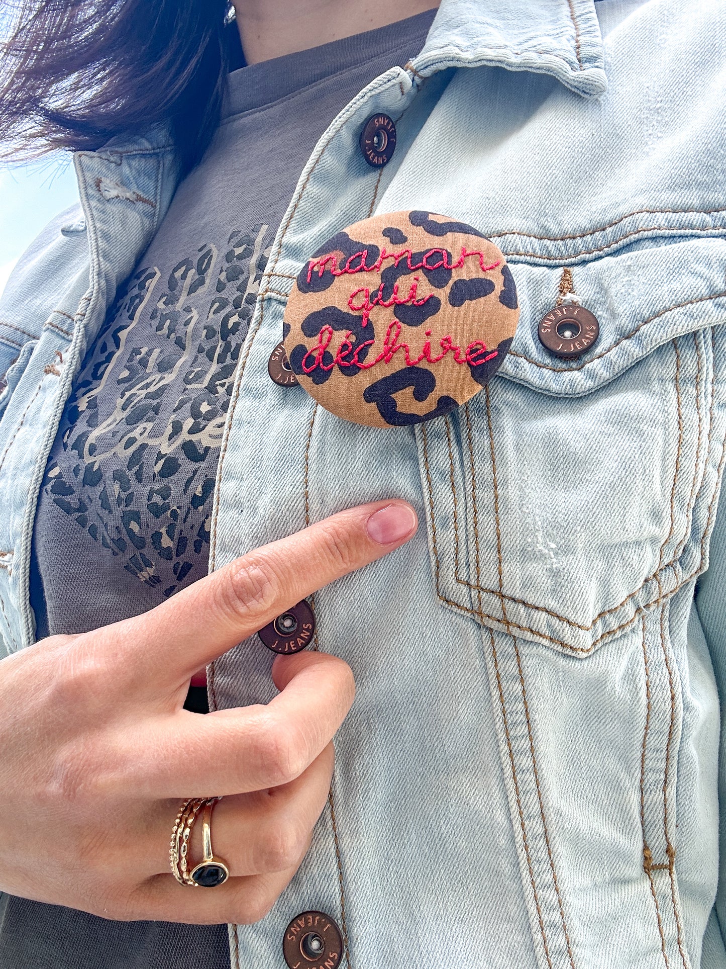 Badge brodé - maman qui déchire 6.5cm