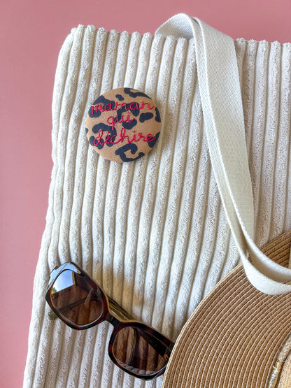 Badge brodé - maman qui déchire 6.5cm