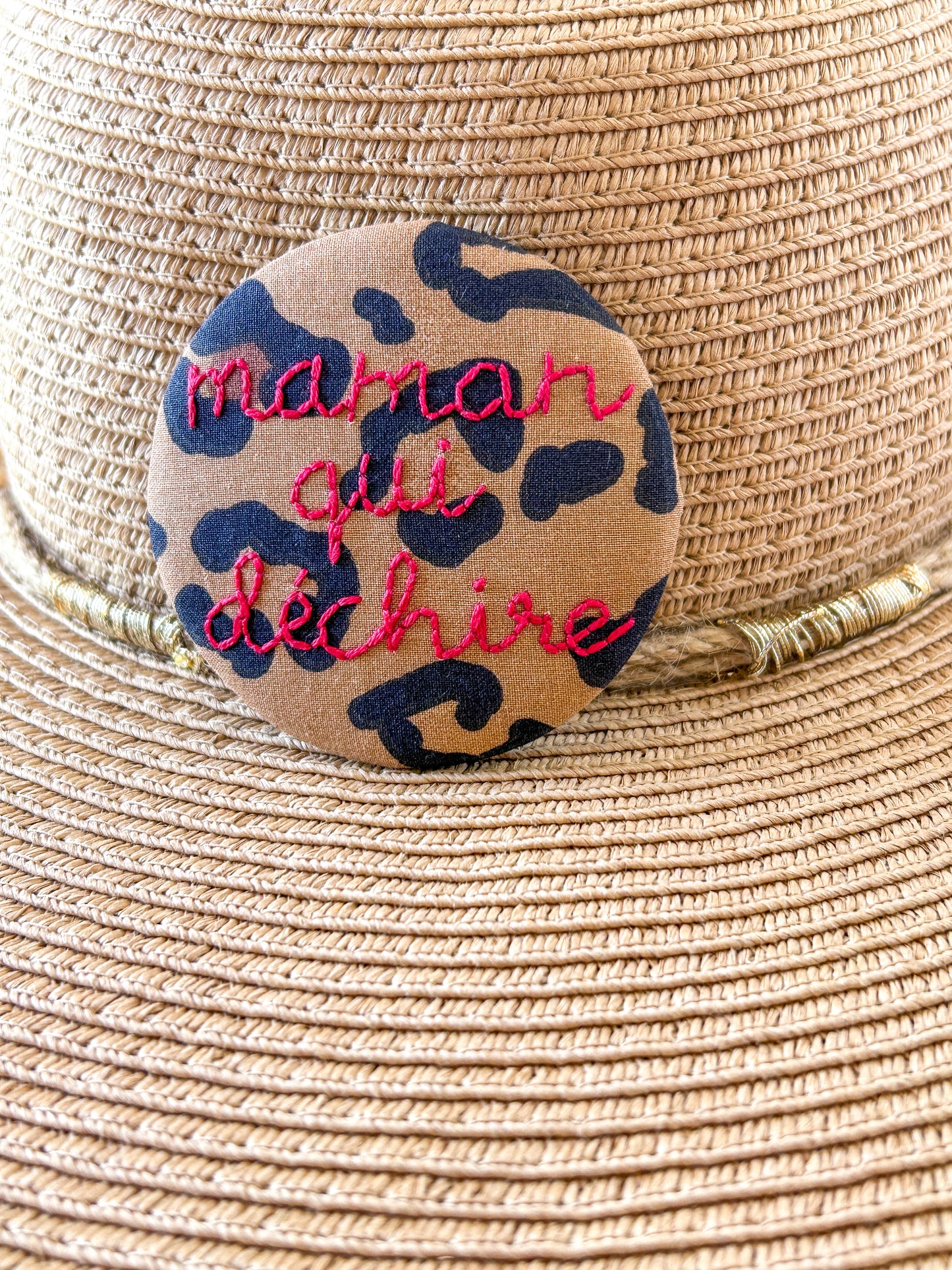 Badge brodé - maman qui déchire 6.5cm