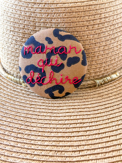Badge brodé - maman qui déchire 6.5cm