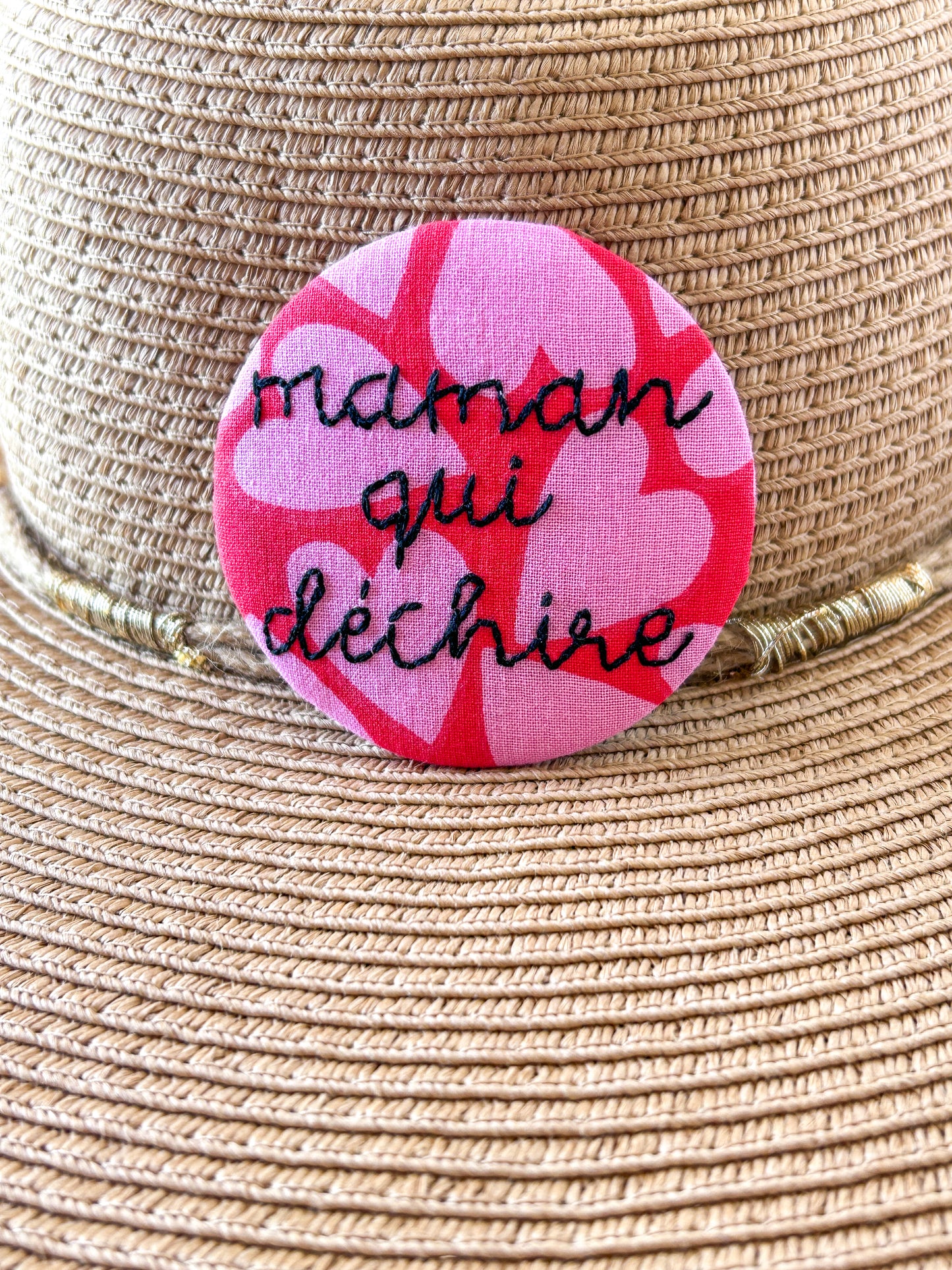 Badge brodé - maman qui déchire 6.5cm