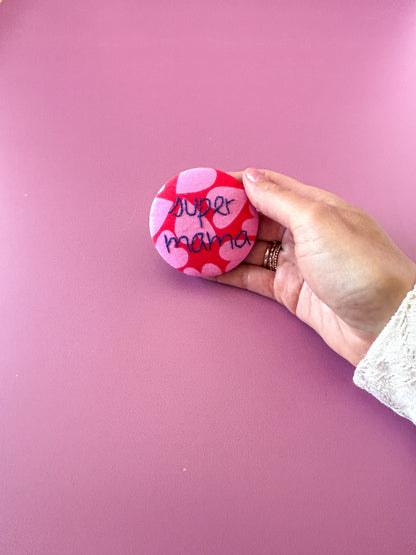 Badge brodé - super mama 6.5cm