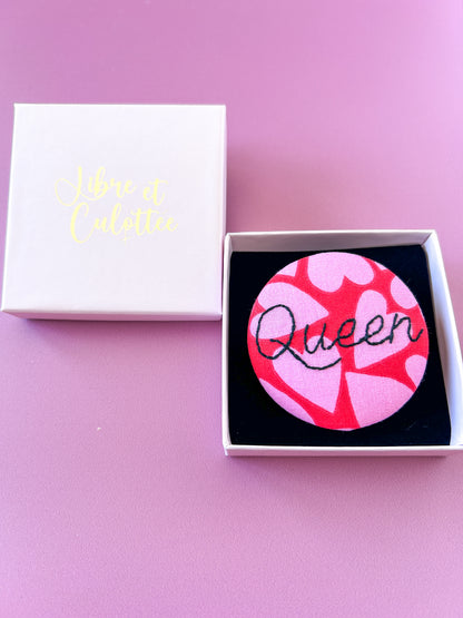Badge brodé - queen 6.5cm
