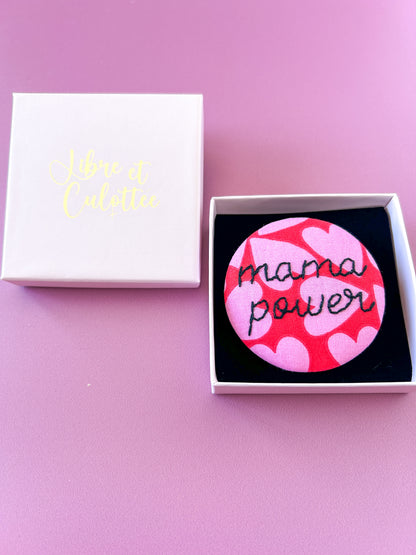 Badge brodé - mama power 6.5cm