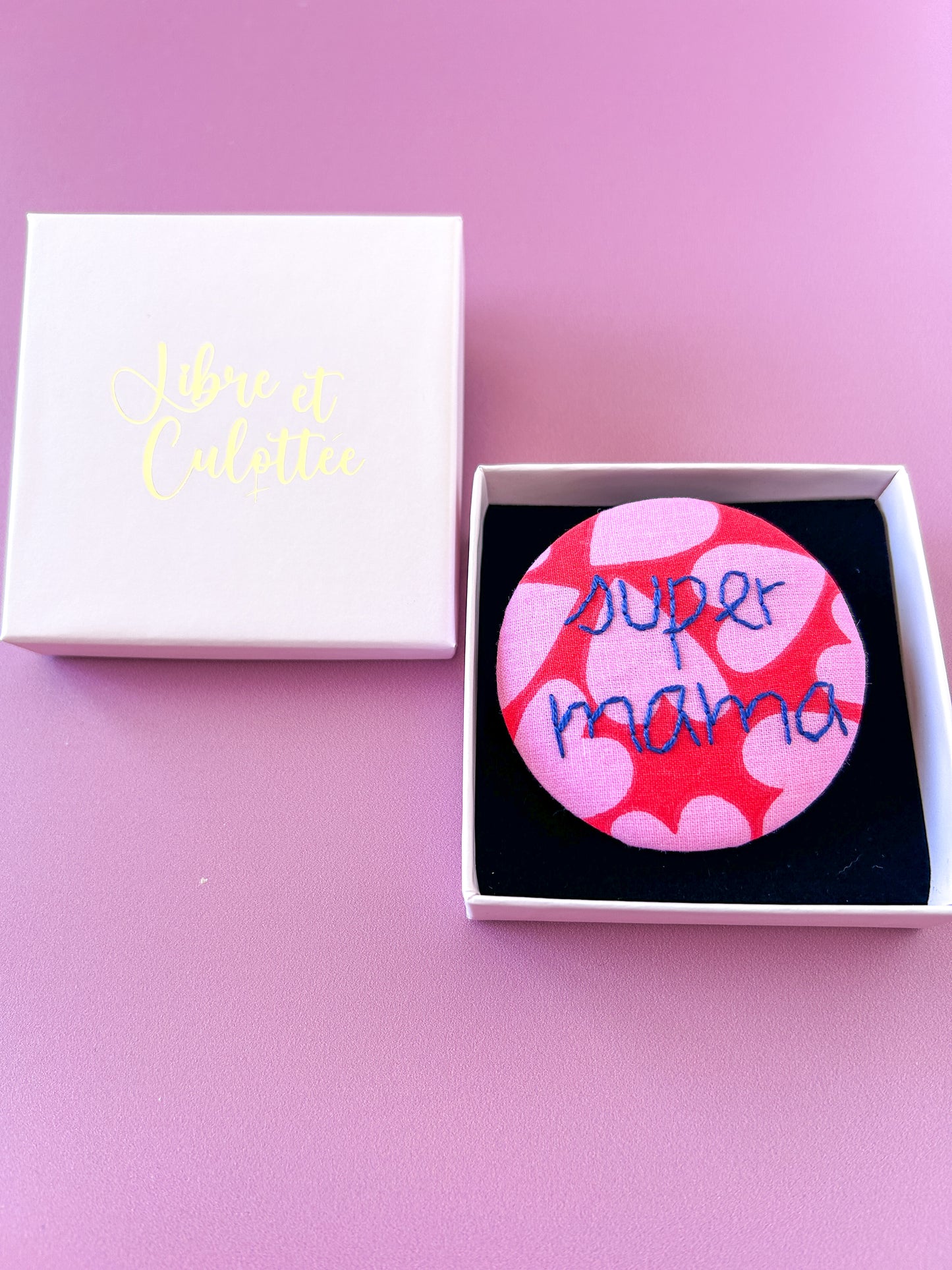 Badge brodé - super mama 6.5cm