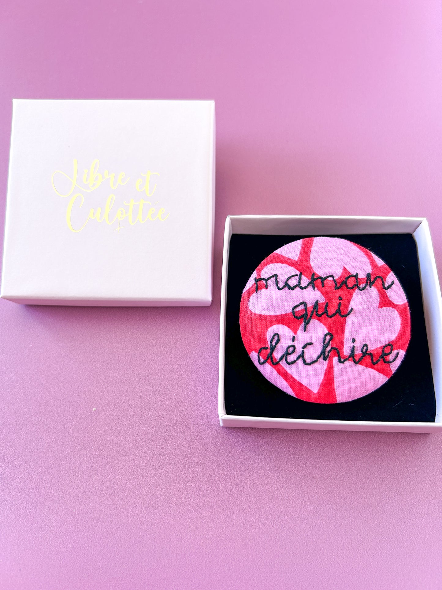 Badge brodé - maman qui déchire 6.5cm